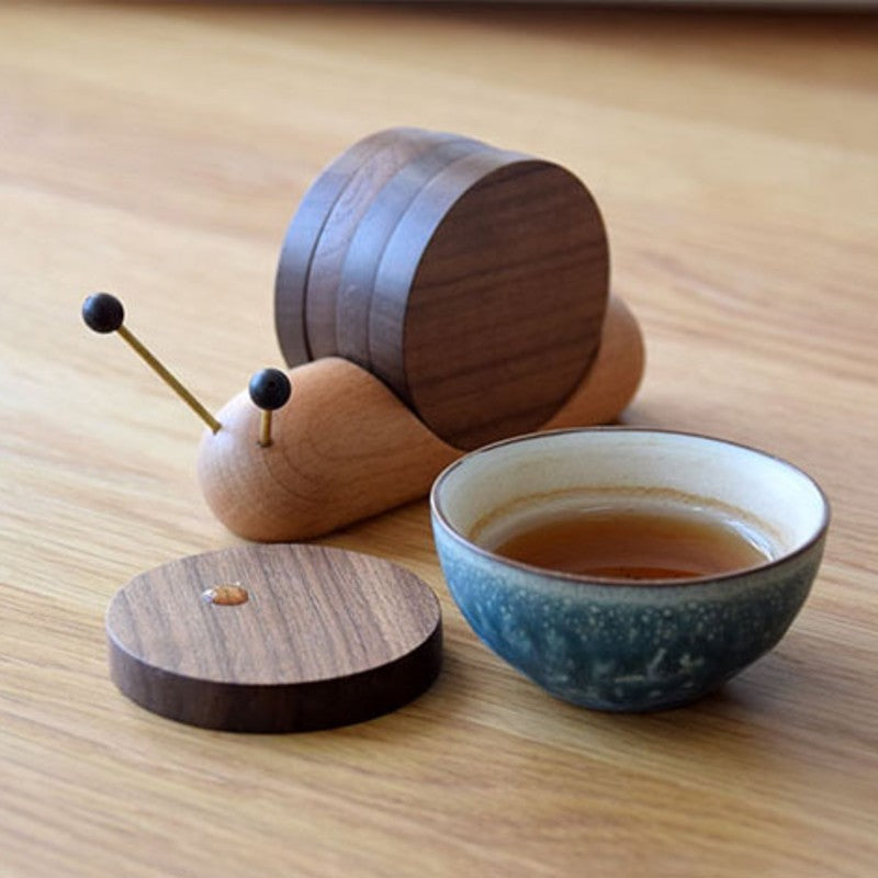 BowLift | Cute Wood Cup Coaster, with 5 Pieces and Snail-shaped Holder, for Cup, Mug, Bowl & More