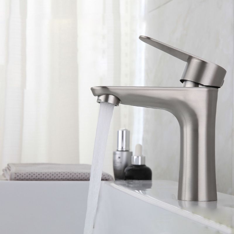 BowLift | Round Single-Handle Bathroom Faucet Single Hole Sink Faucet in Chrome
