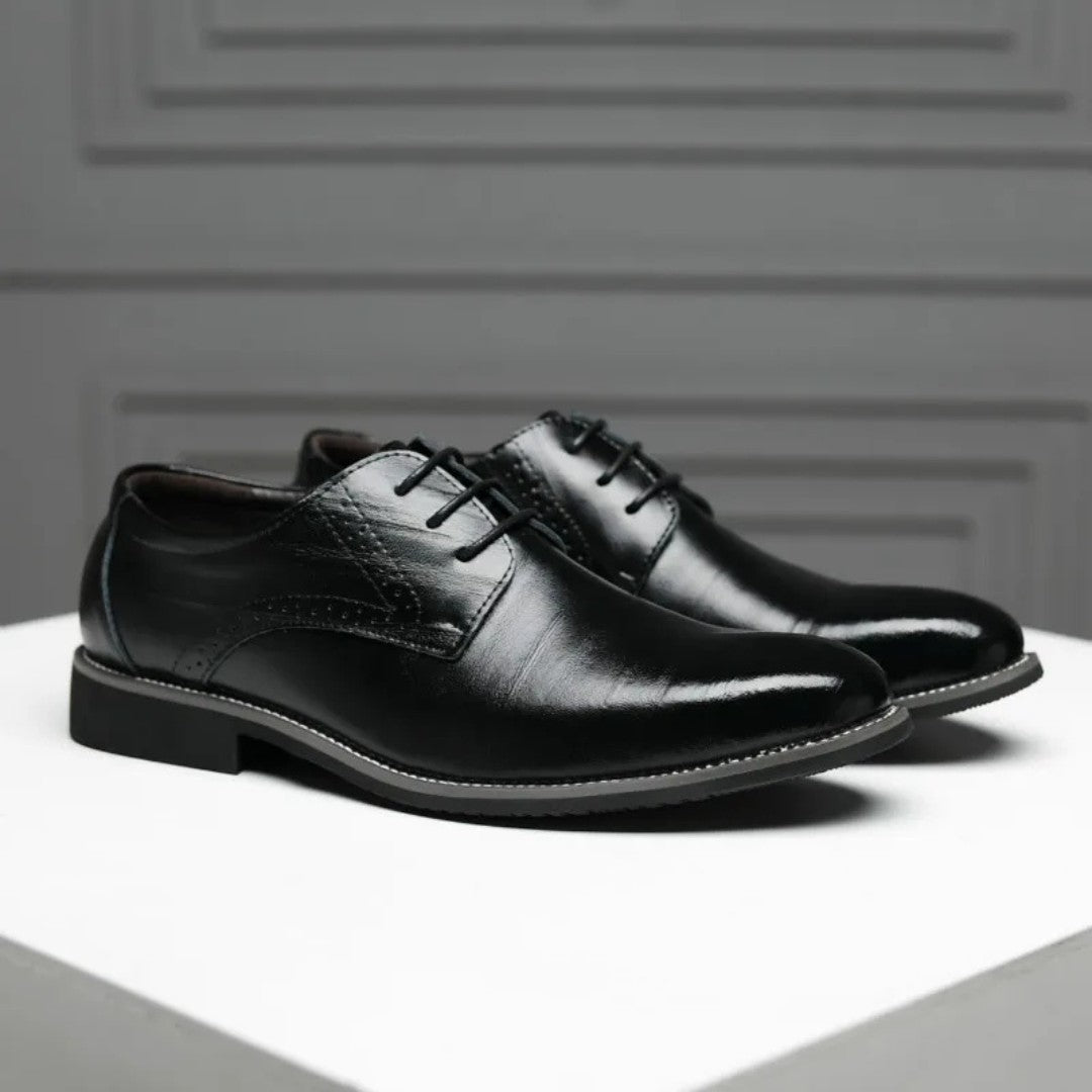 Classic Oxford Leather Shoes with Timeless Detailing