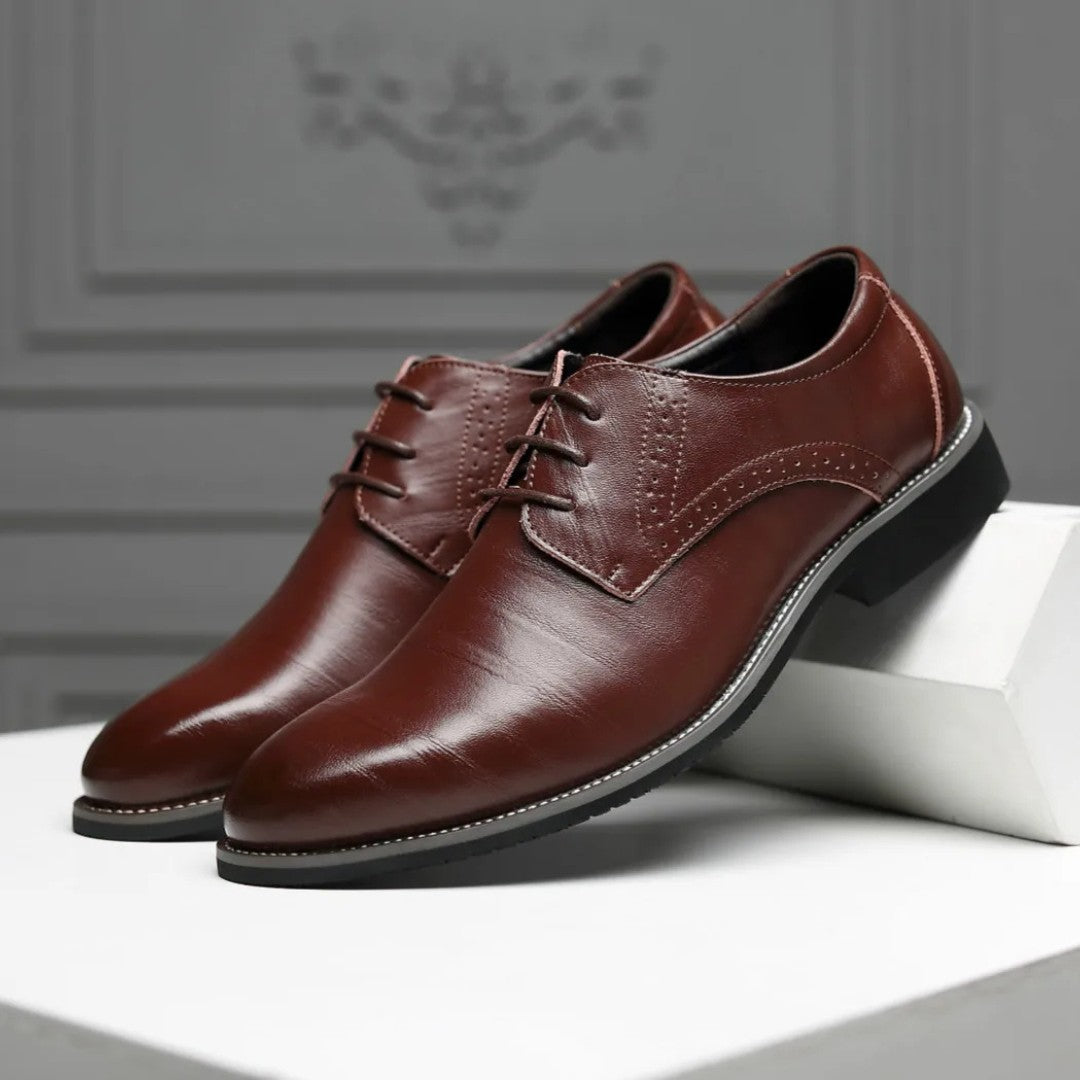 Classic Oxford Leather Shoes with Timeless Detailing