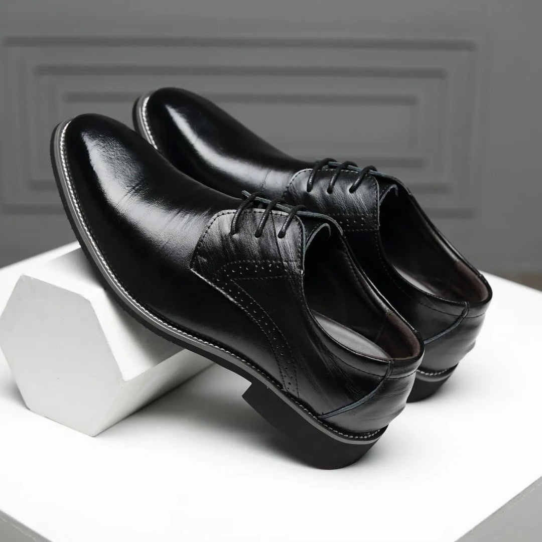 Classic Oxford Leather Shoes with Timeless Detailing