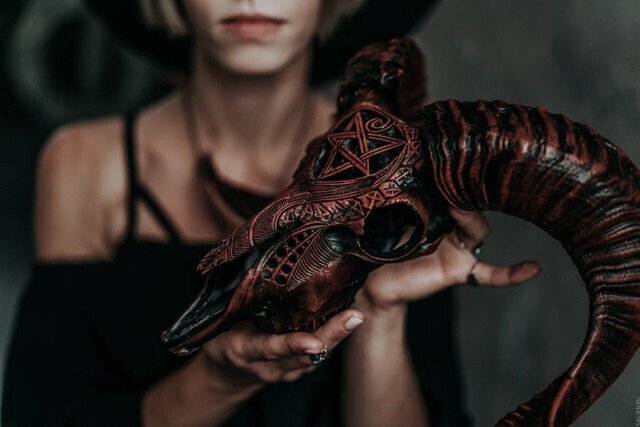 BowLift | Carved Ram Skull