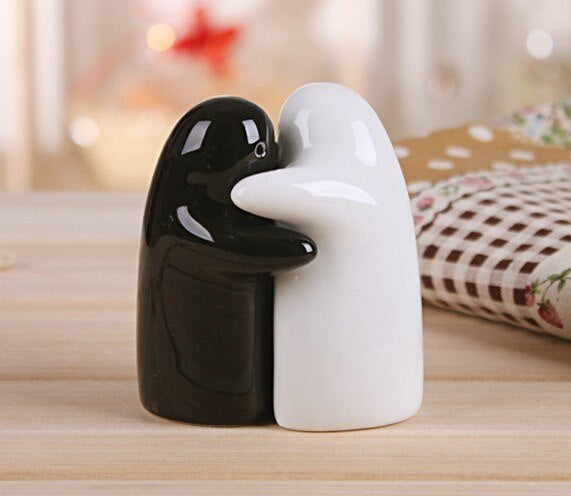 BowLift | 2PCS Love Hug Seasoning Shakers Sets