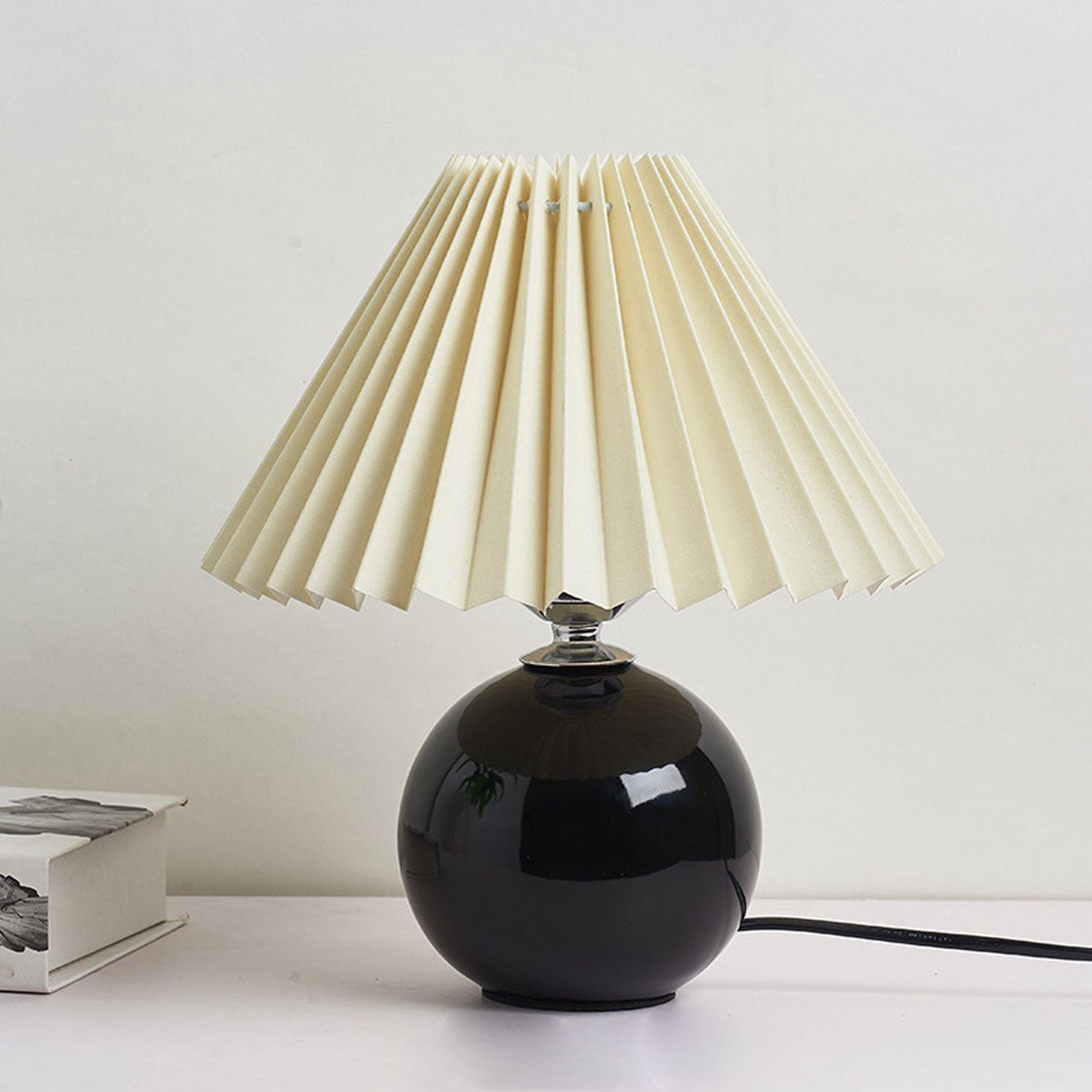 BowLift | Nordic minimalist 1-light table lamp made of ceramic with pleats