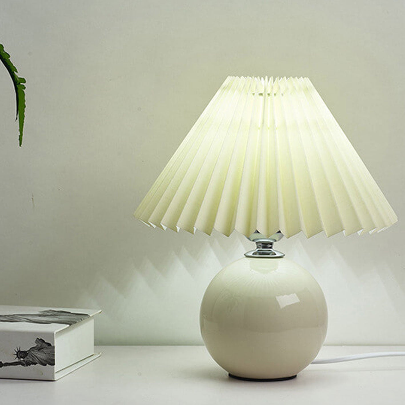 BowLift | Nordic minimalist 1-light table lamp made of ceramic with pleats
