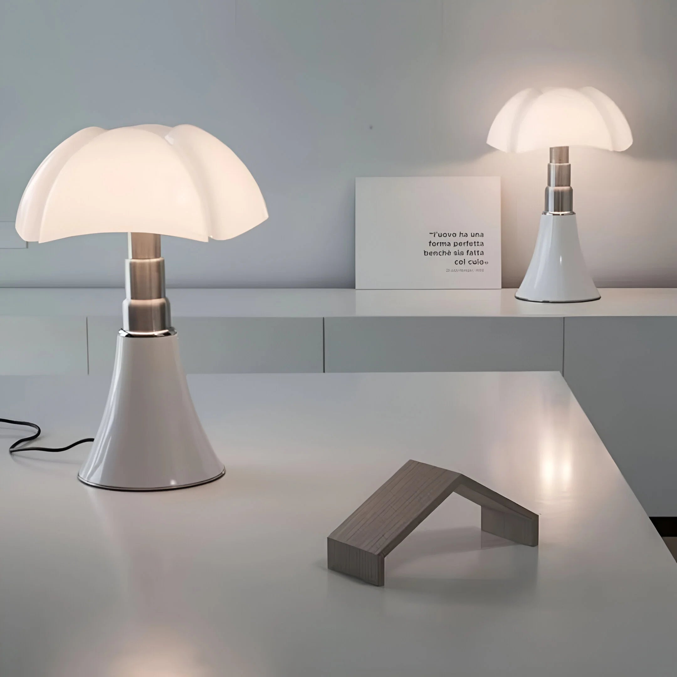 BloomGlow – Adjustable Flower Table Lamp