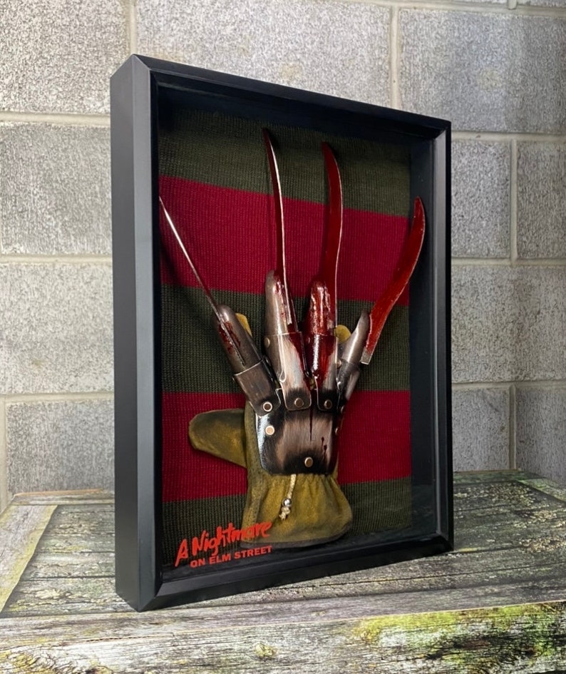 BowLift | Freddy Krueger Metal Glove & Sweater Shadow Box Horror Movie Prop Memorabilia Collectible A Nightmare On Elm Street Freddy Decor Halloween