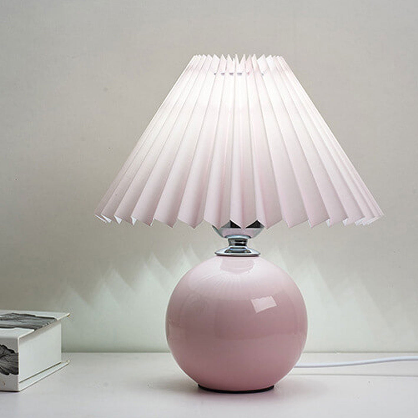 BowLift | Nordic minimalist 1-light table lamp made of ceramic with pleats