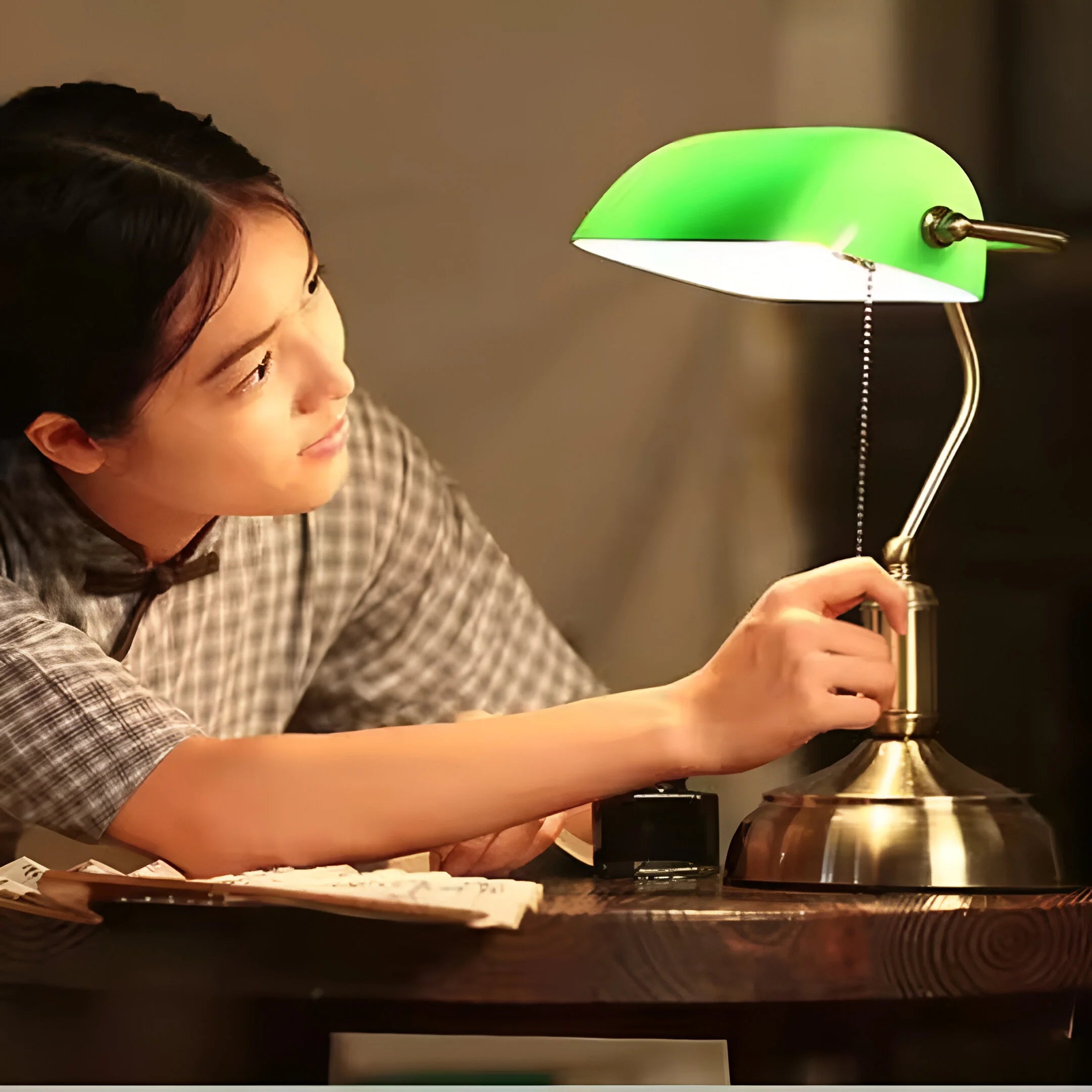 EmeraldGlow – Vintage Banker’s Table Lamp