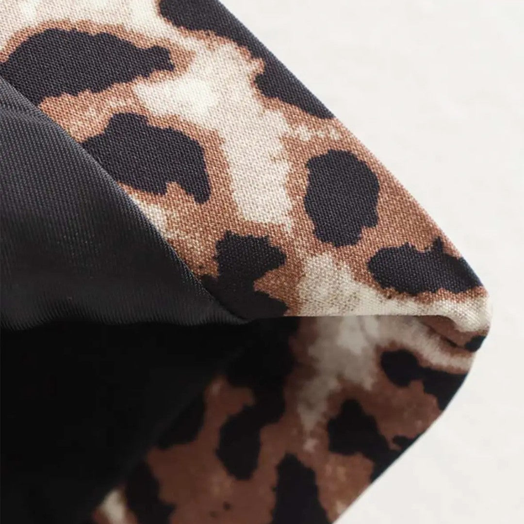 Fitted Sleeveless Vest with Bold Print and Sleek Silhouette
