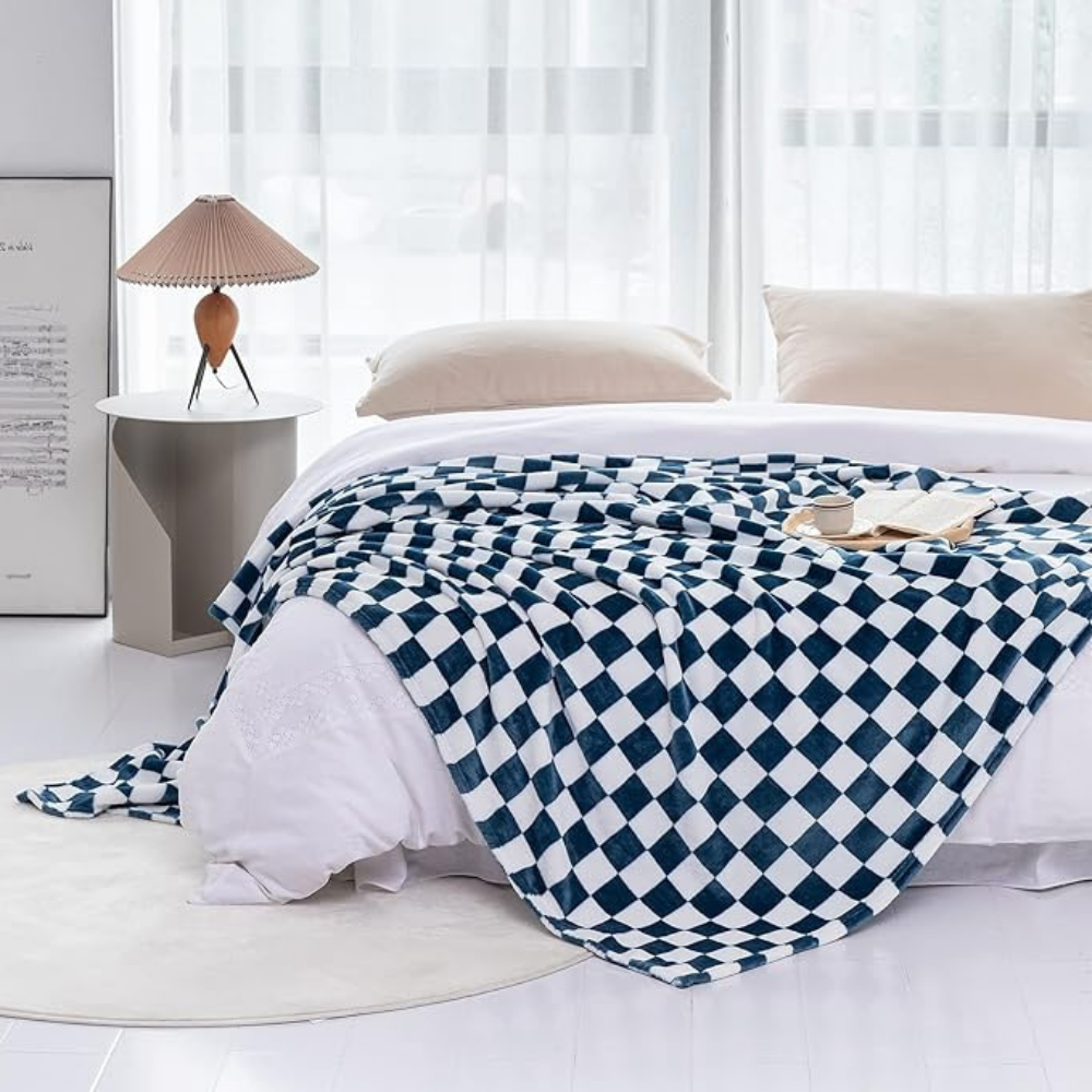 BowLift | Stylish blanket in checkered pattern for your home