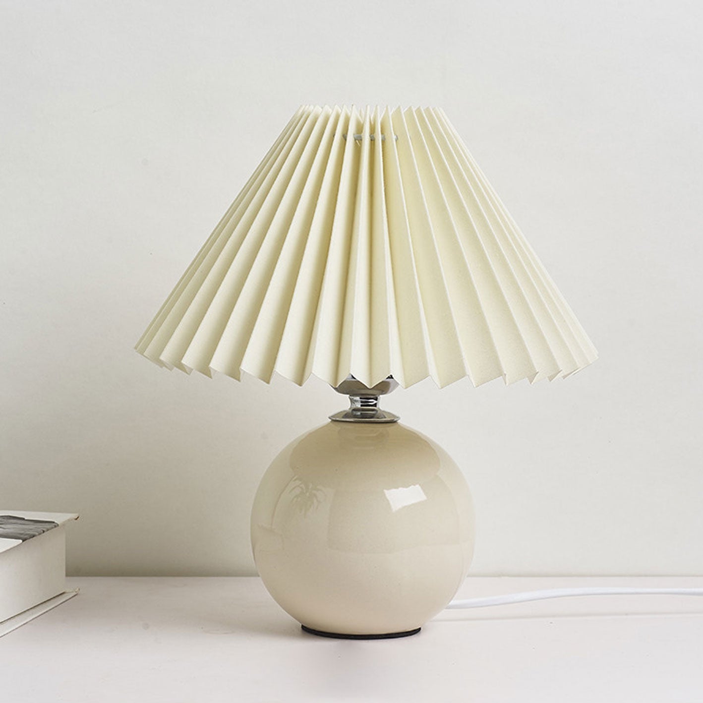BowLift | Nordic minimalist 1-light table lamp made of ceramic with pleats