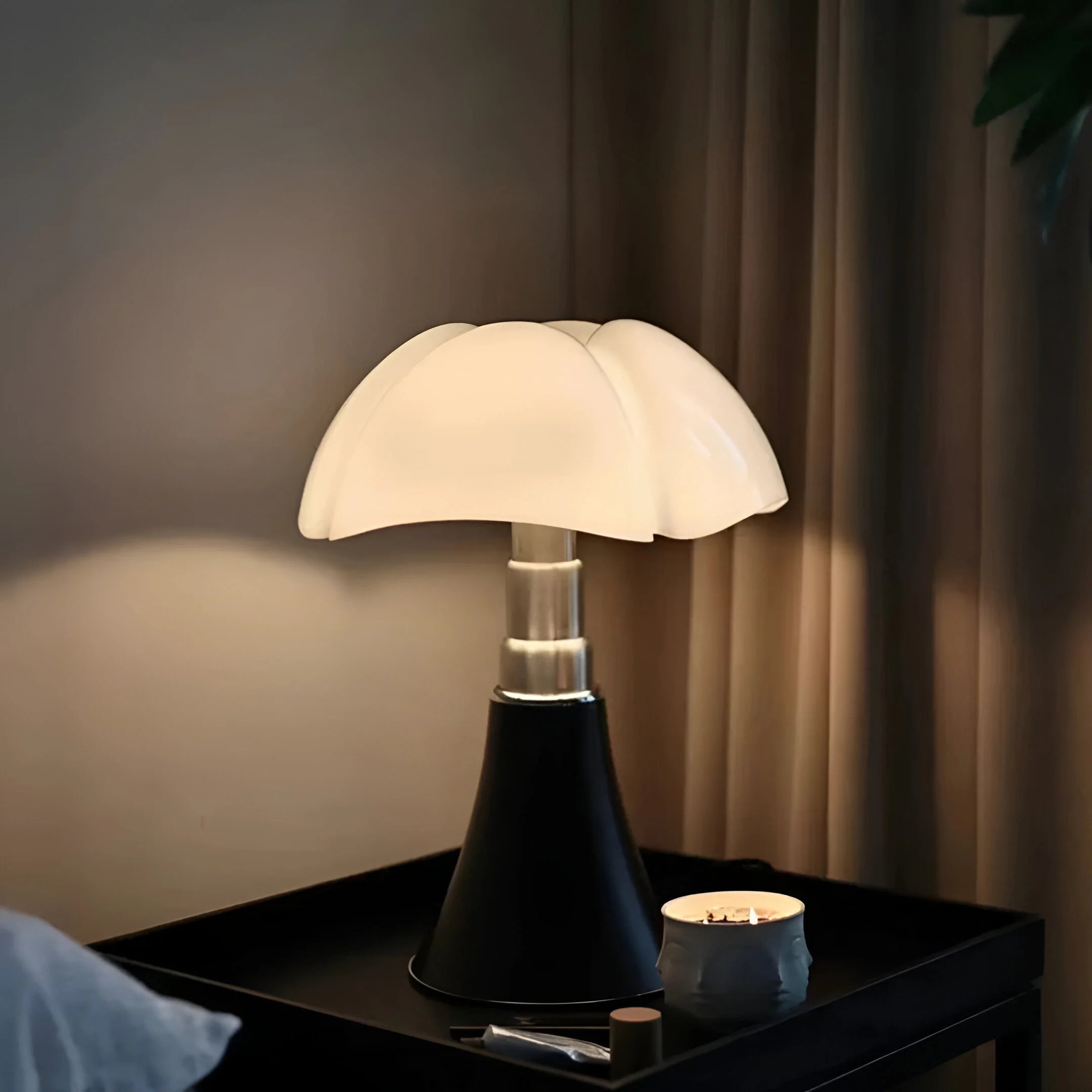 BloomGlow – Adjustable Flower Table Lamp