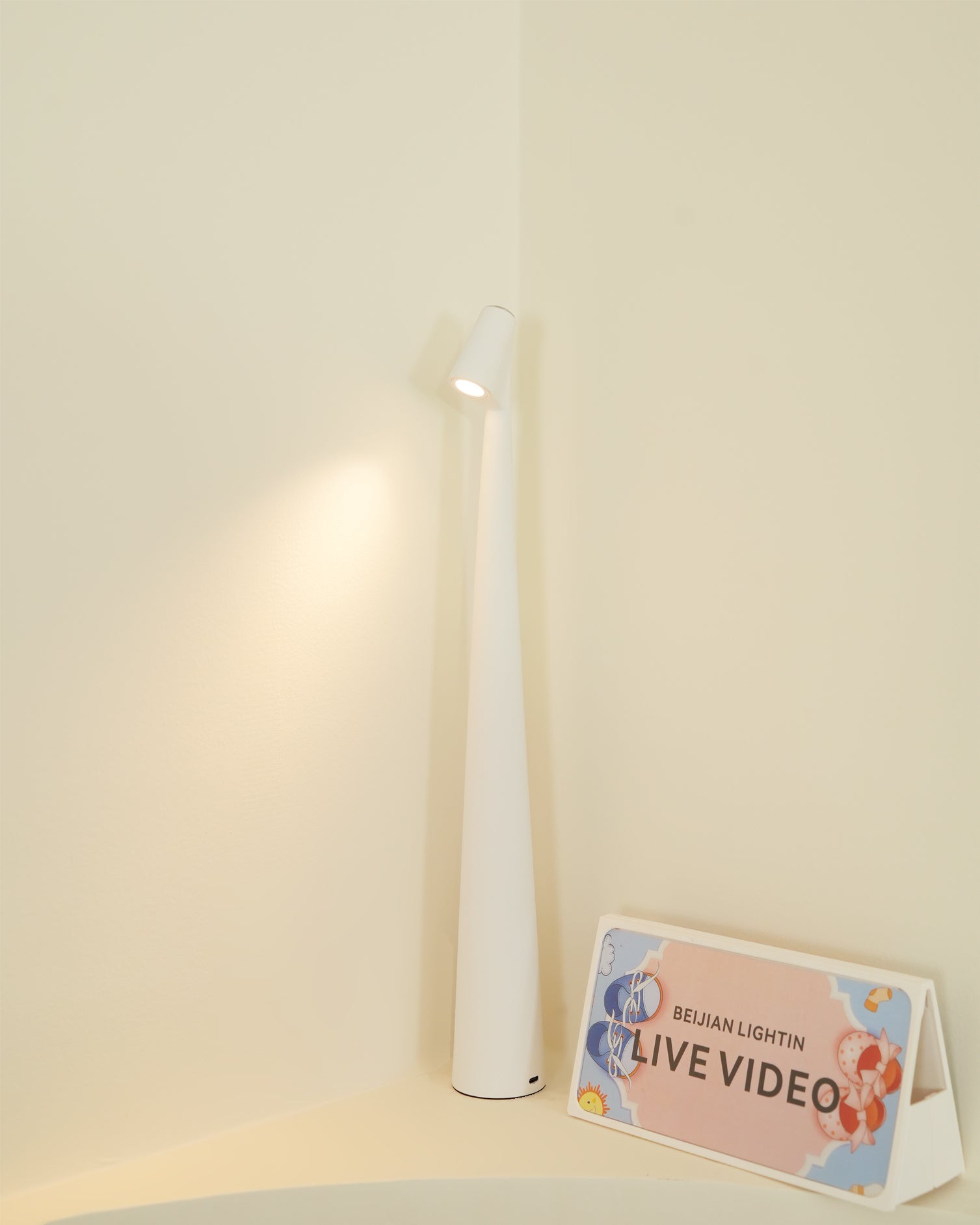 BowLift | EcoLight – Energy-Efficient Rechargeable Desk Lamp