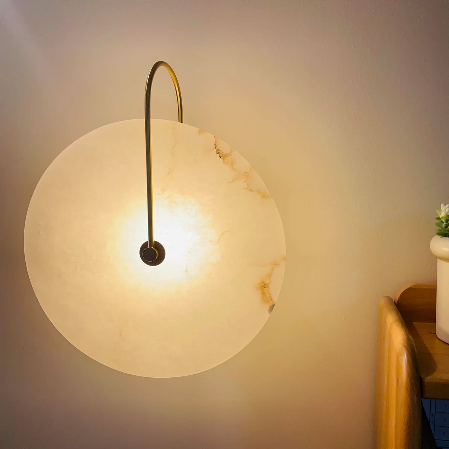 BowLift | Alabaster LED Wall Lamp – Modern Ambient Lighting