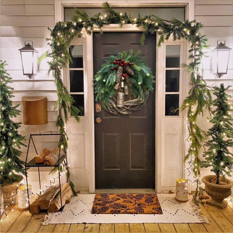 BowLift | Cozy Christmas wreath with natural bells and wooden accents