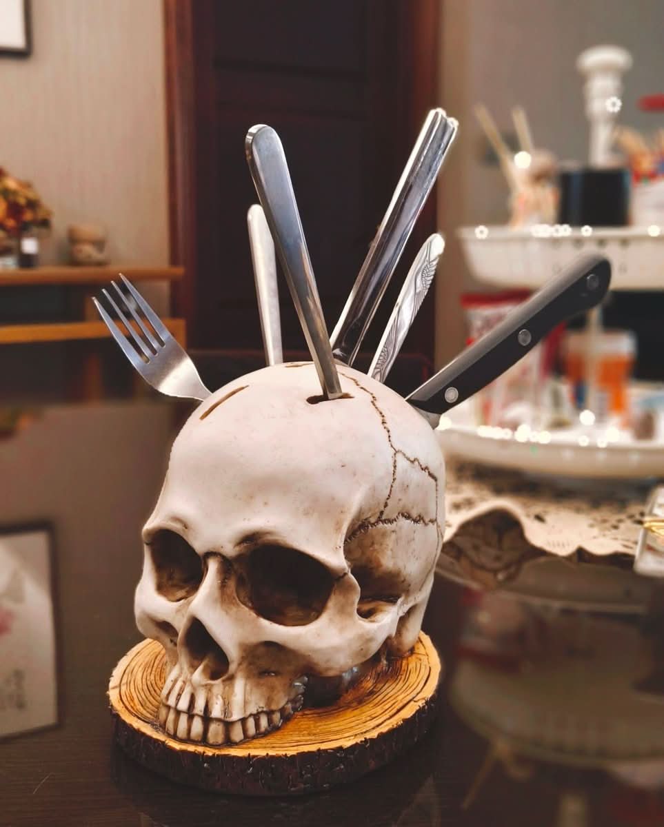 BowLift | Handcrafted knife holder with skull design