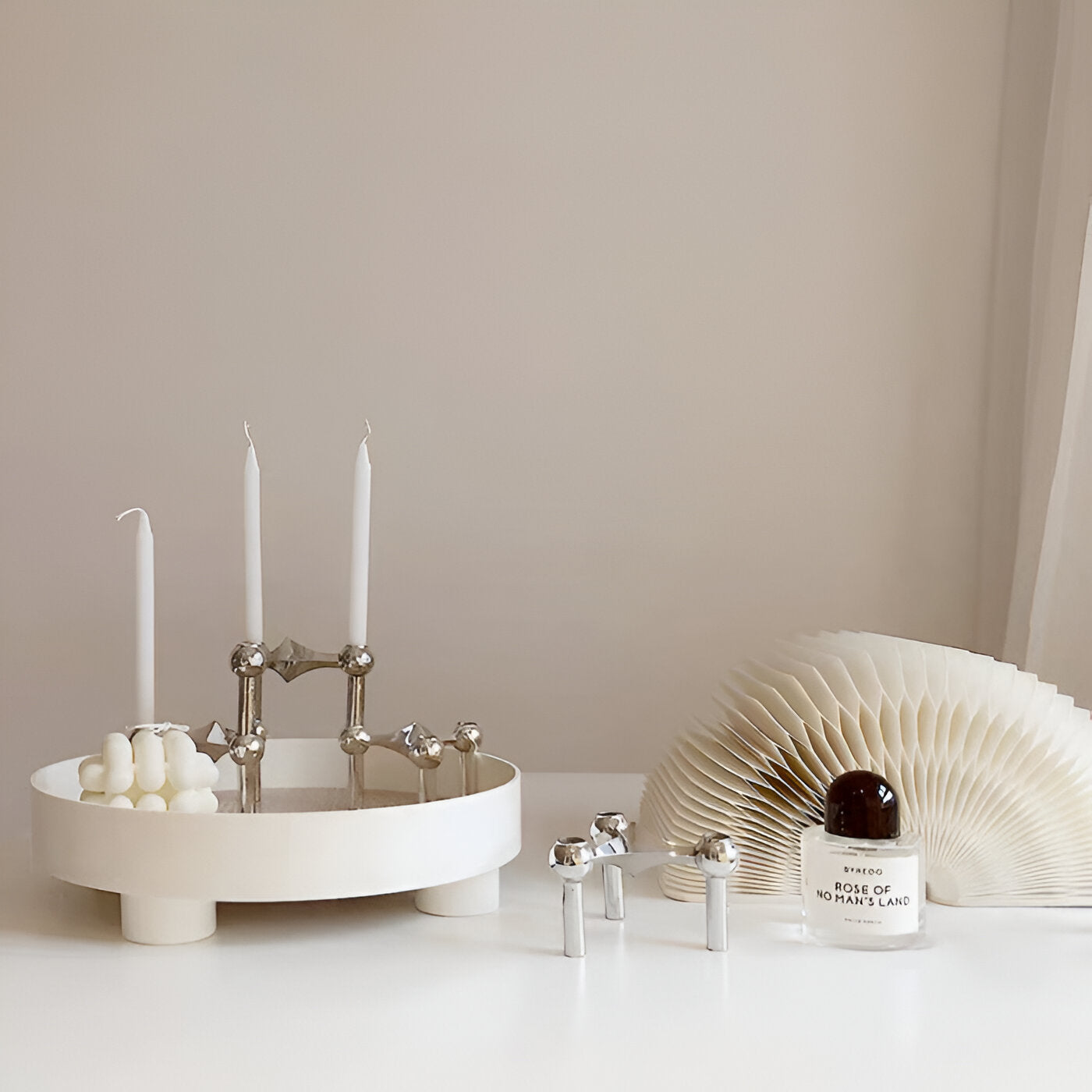 BowLift | Round Serving Tray - Decorative Tray Made of Wood - White Tray Made of Ceramic