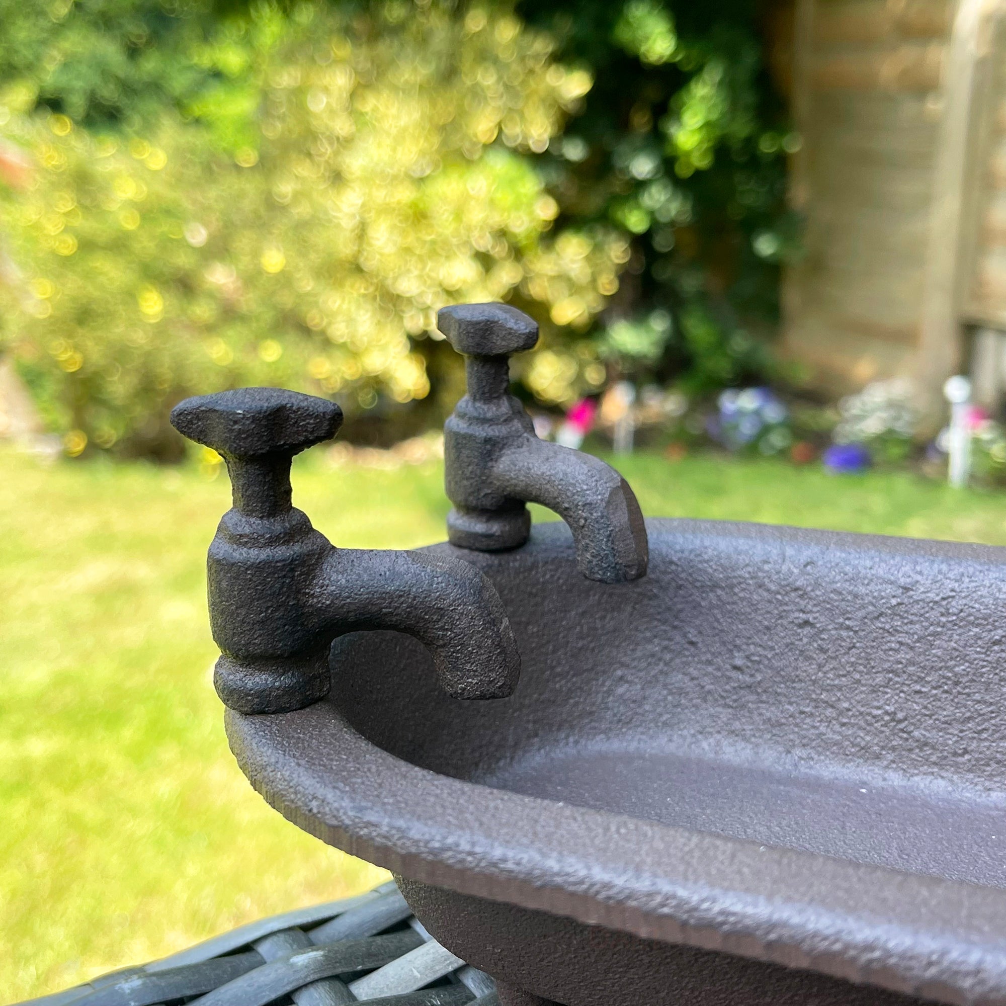 BowLift | Bath Tub Cast Iron Garden Bird Feeder