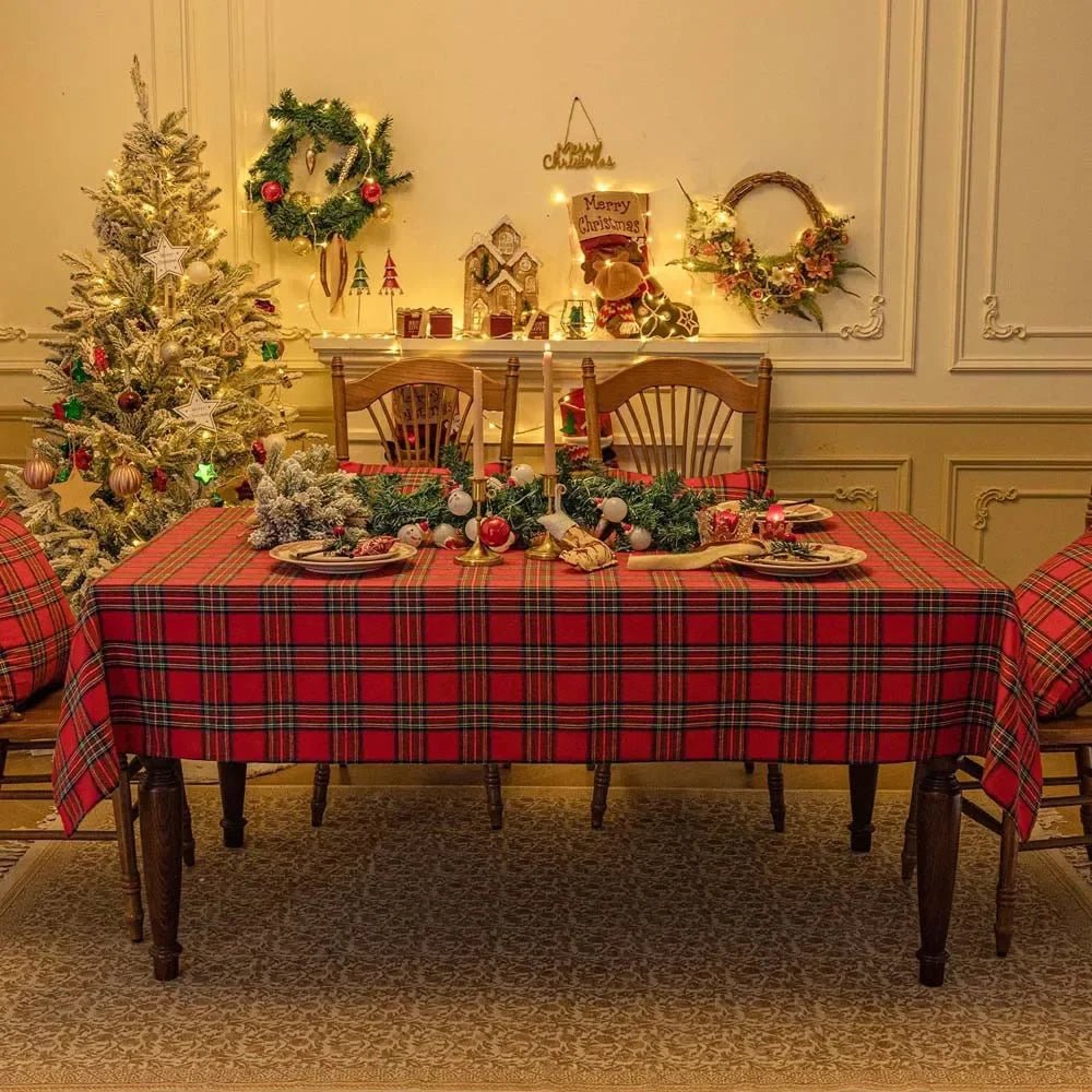 BowLift | Festive checked tablecloth made of durable polyester for the Christmas dinner