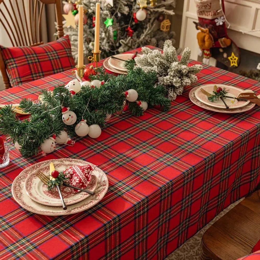 BowLift | Festive checked tablecloth made of durable polyester for the Christmas dinner