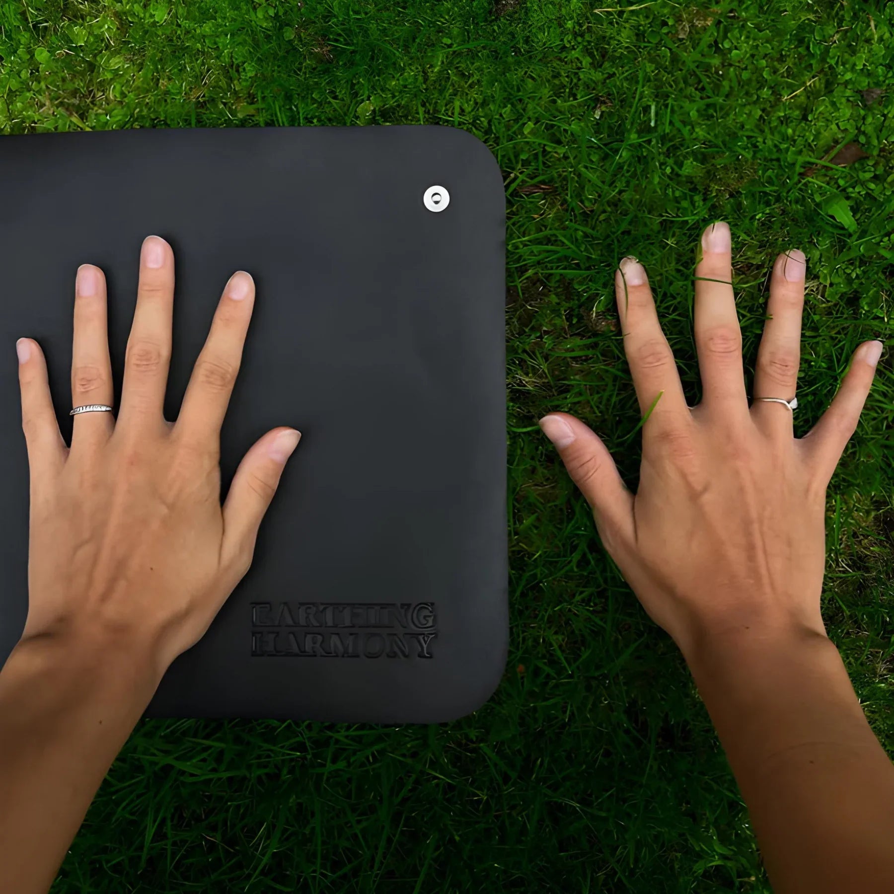 BowLift | Grounding mat made of carbon leather for electronic devices and health