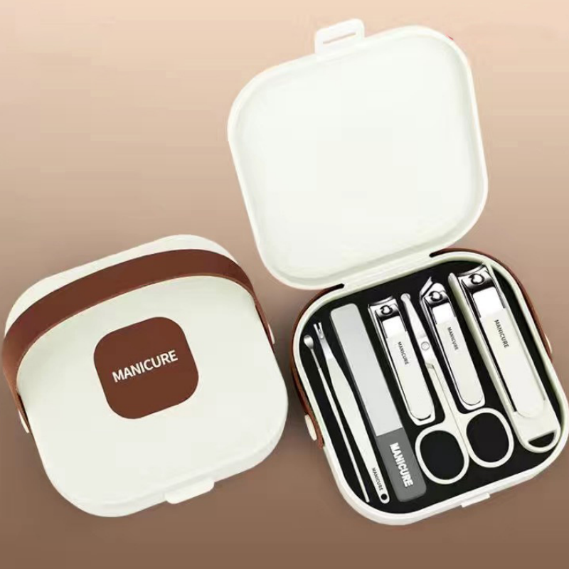 BowLift | Portable 7-piece manicure set with nail clippers