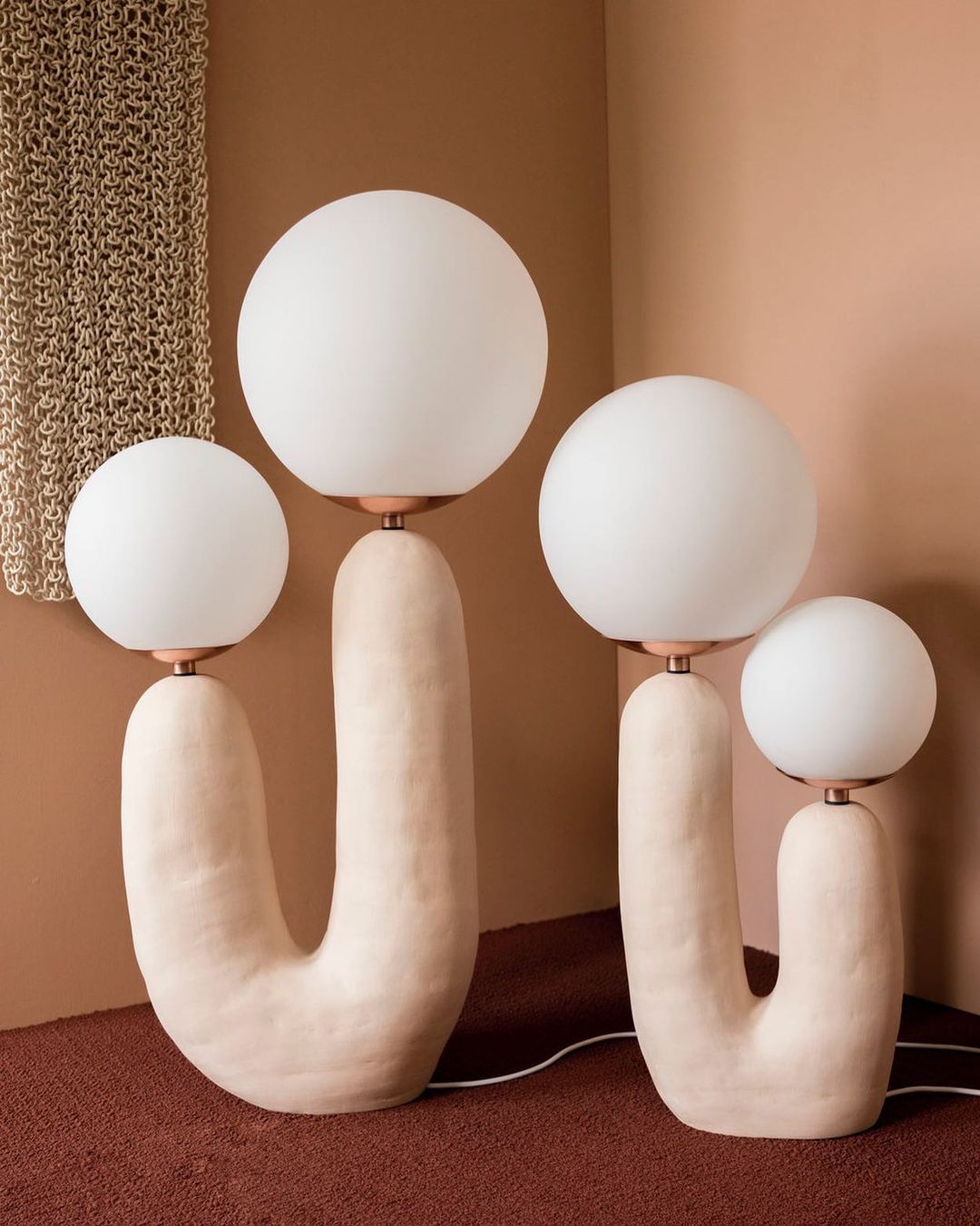 BowLift | Contemporary Style Table Lamp with Natural Accent