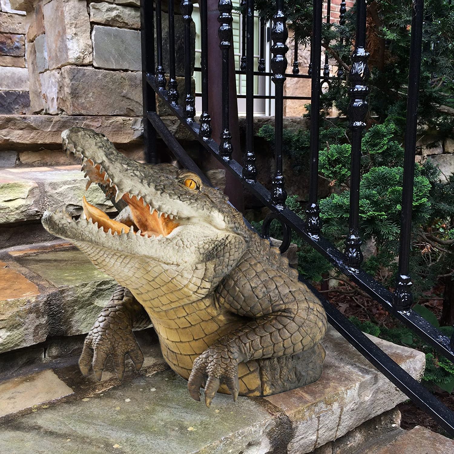 BowLift | Garden Swamp Gator Statue