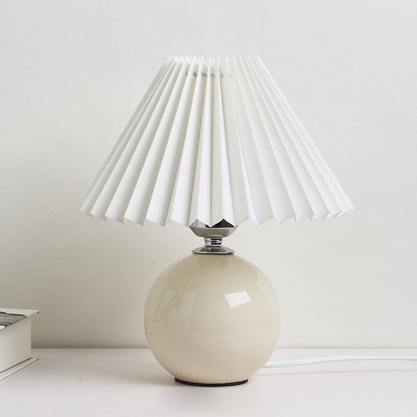 BowLift | Nordic minimalist 1-light table lamp made of ceramic with pleats