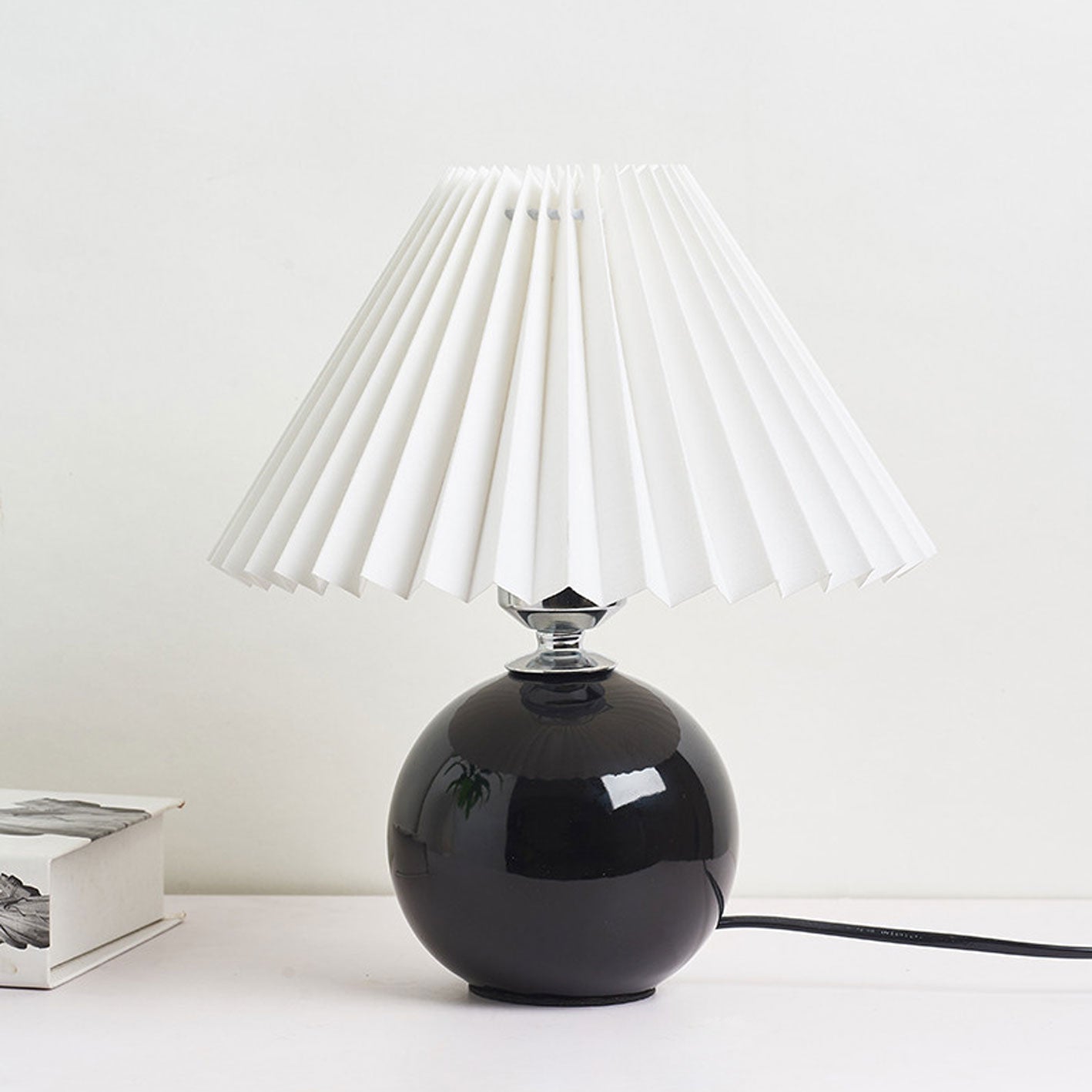 BowLift | Nordic minimalist 1-light table lamp made of ceramic with pleats