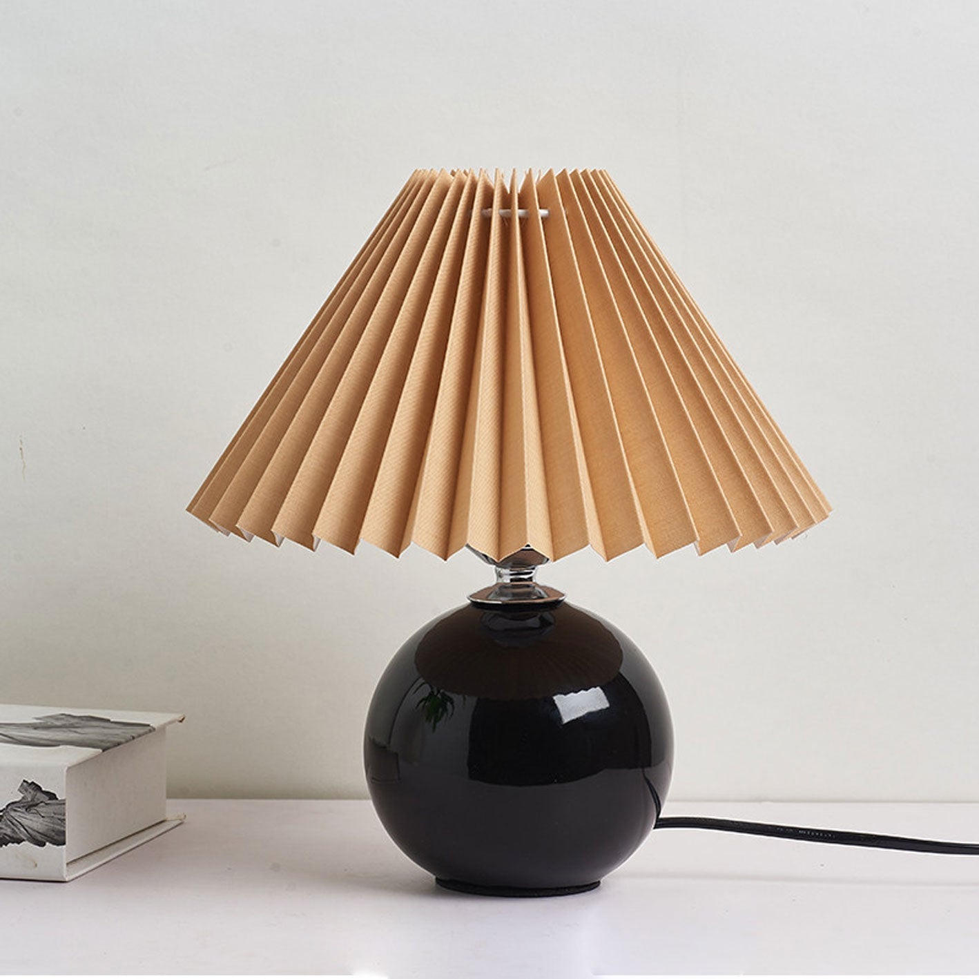 BowLift | Nordic minimalist 1-light table lamp made of ceramic with pleats