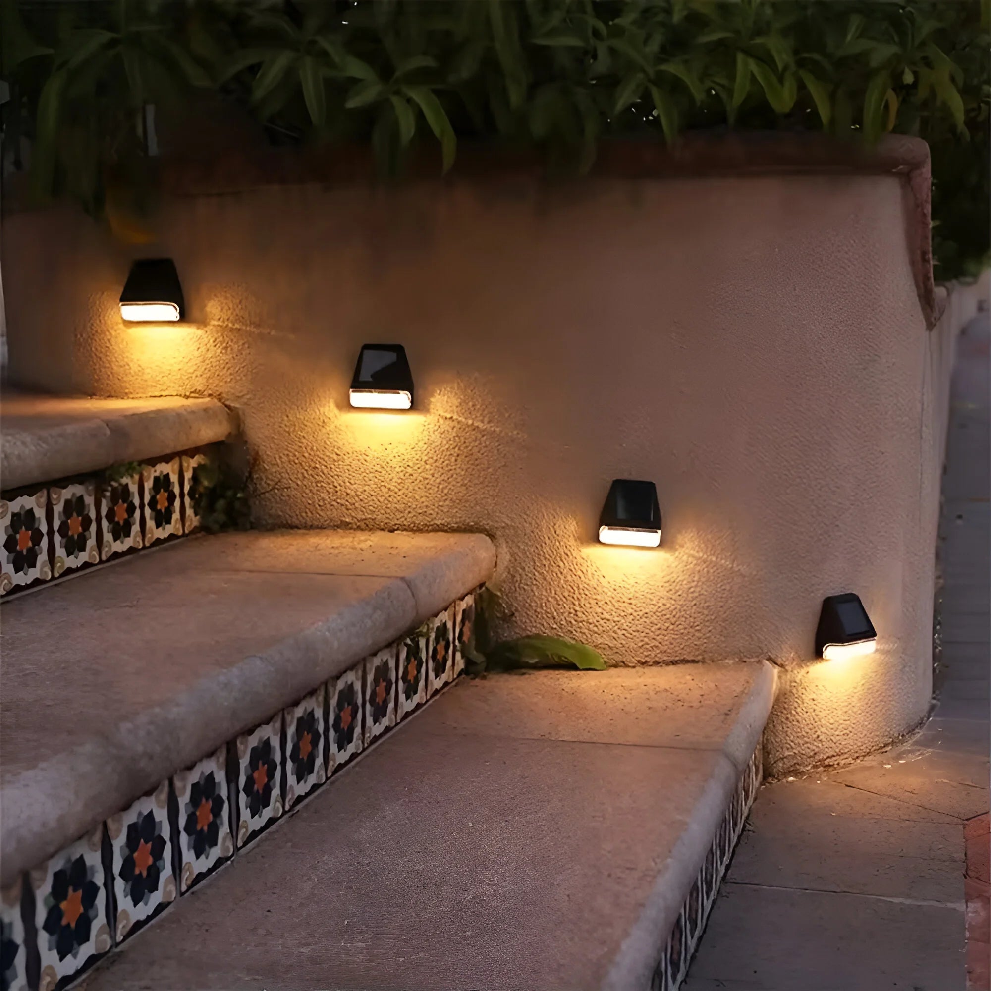 LumiLuxe – Elegant Solar Garden Light