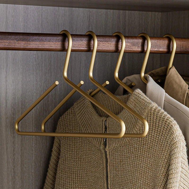 BowLift | 5 pieces of hangers made of solid matte gold/silver │ Seamless wardrobe organizer made of metal