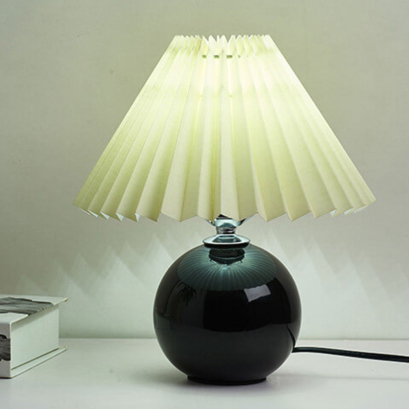 BowLift | Nordic minimalist 1-light table lamp made of ceramic with pleats