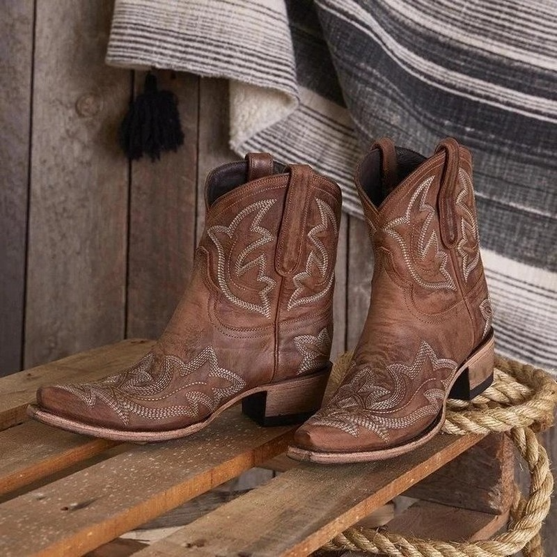 BowLift | Embroidered Cowboy Boots made of Leather