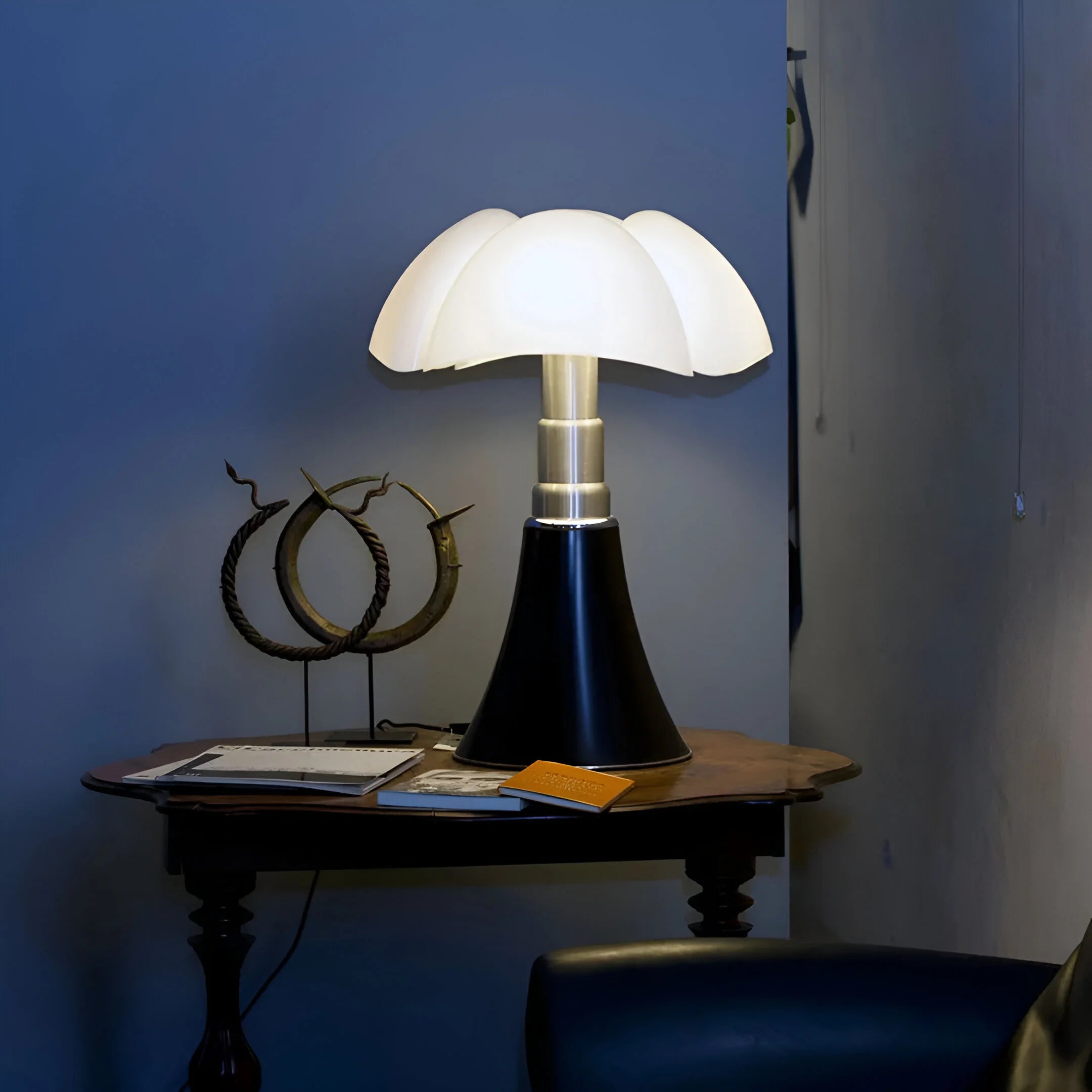 BloomGlow – Adjustable Flower Table Lamp
