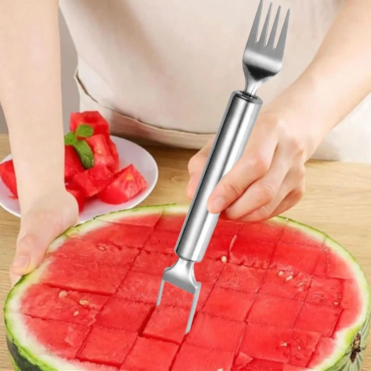 BowLift | 2-in-1 fruit cutter with integrated fork for fresh snacks