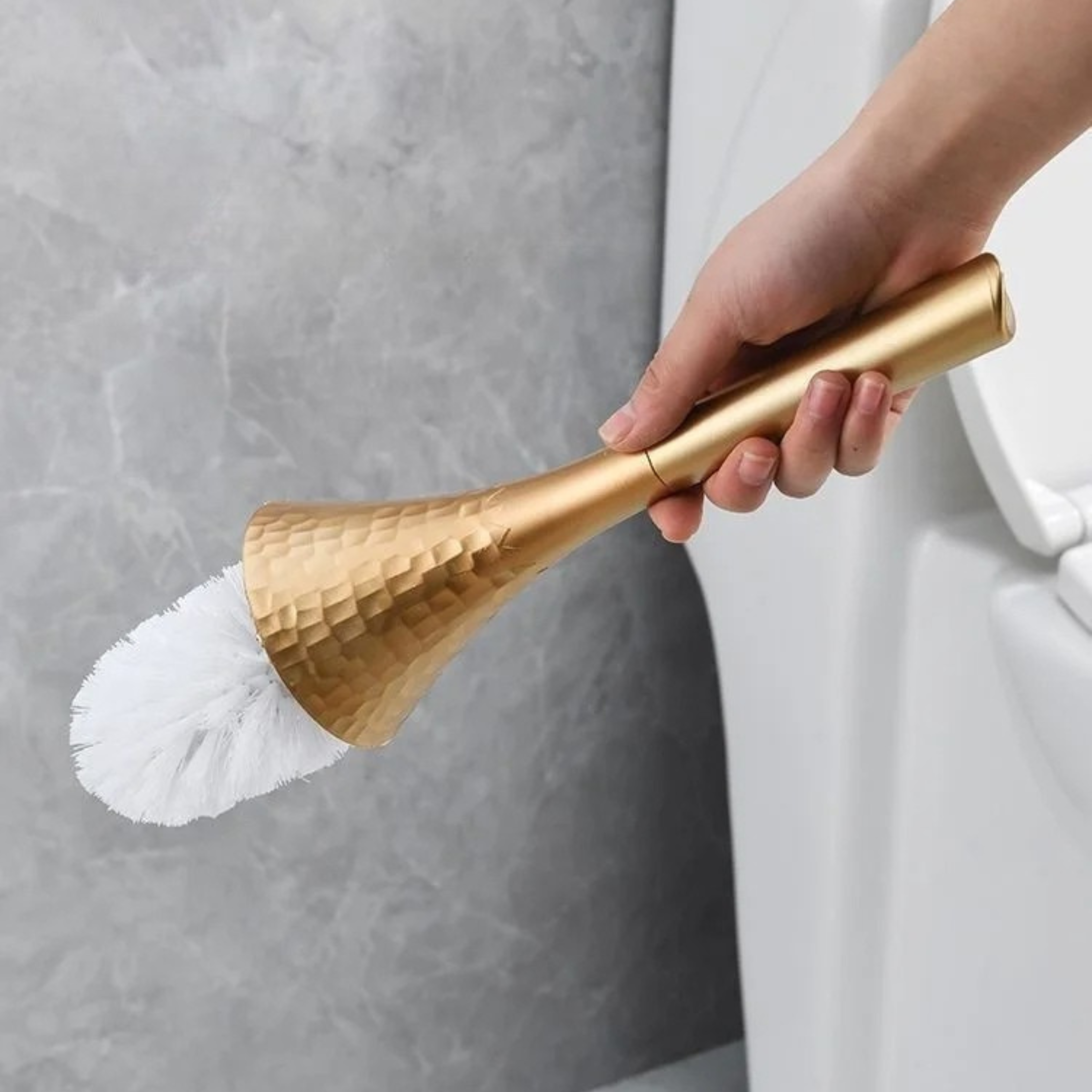 BowLift | Elegant toilet brush in gold look for style, hygiene & luxury in the bathroom