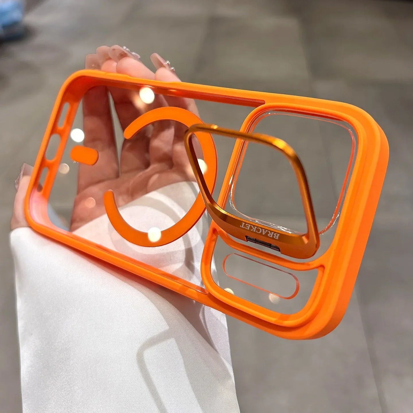 BowLift | Dirt-resistant MagSafe case with shock-absorbing corners