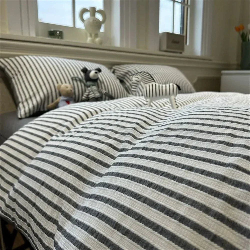 BowLift | Minimalistic Striped Bed Set