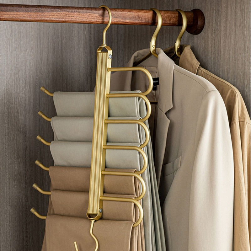 BowLift | Space-saving trouser hangers from Gardudu made of aluminum