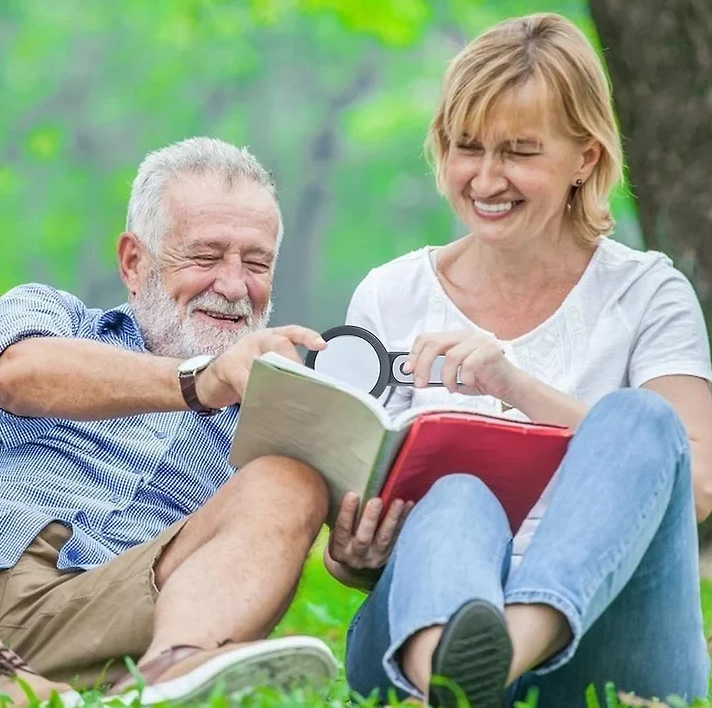 BowLift | 30x magnifying glass for seniors