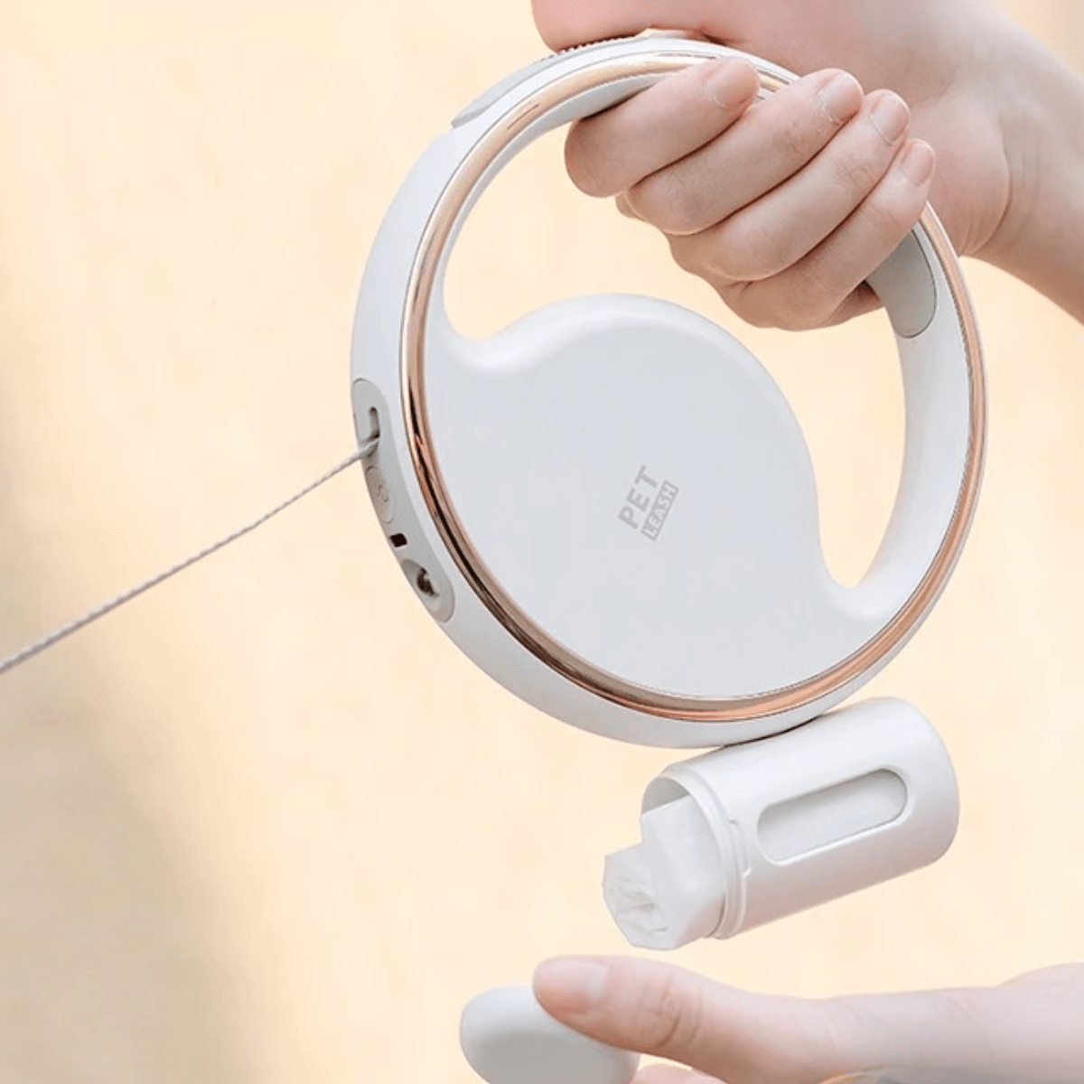 BowLift | Automatic dog lead with LED light & poo bag holder for stress-free walks