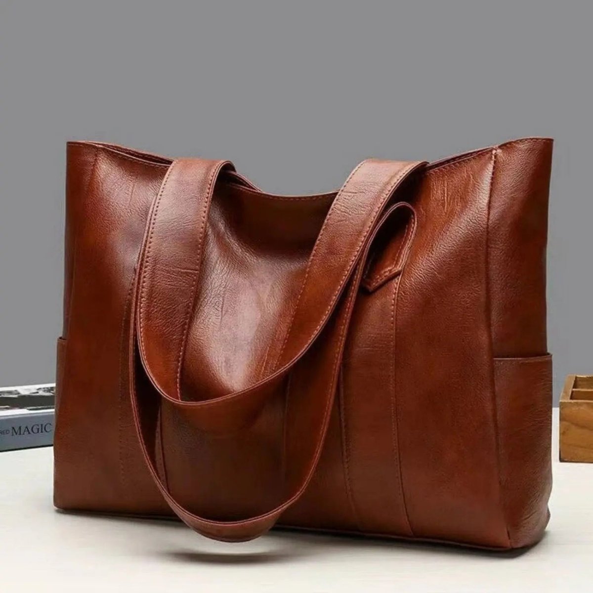 BowLift | Elegant leather shoulder bag with retro touch and smooth surface
