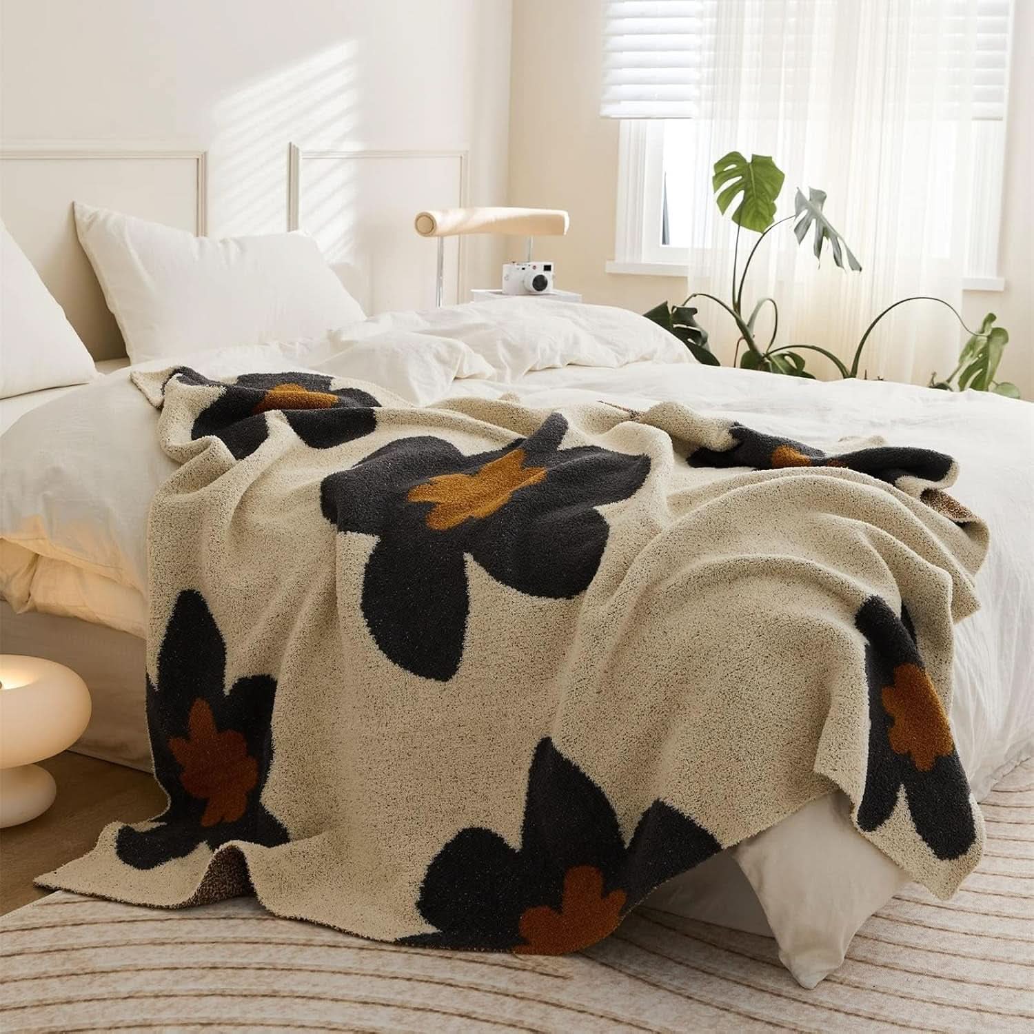 BowLift | CAS - Knitted blanket with floral pattern