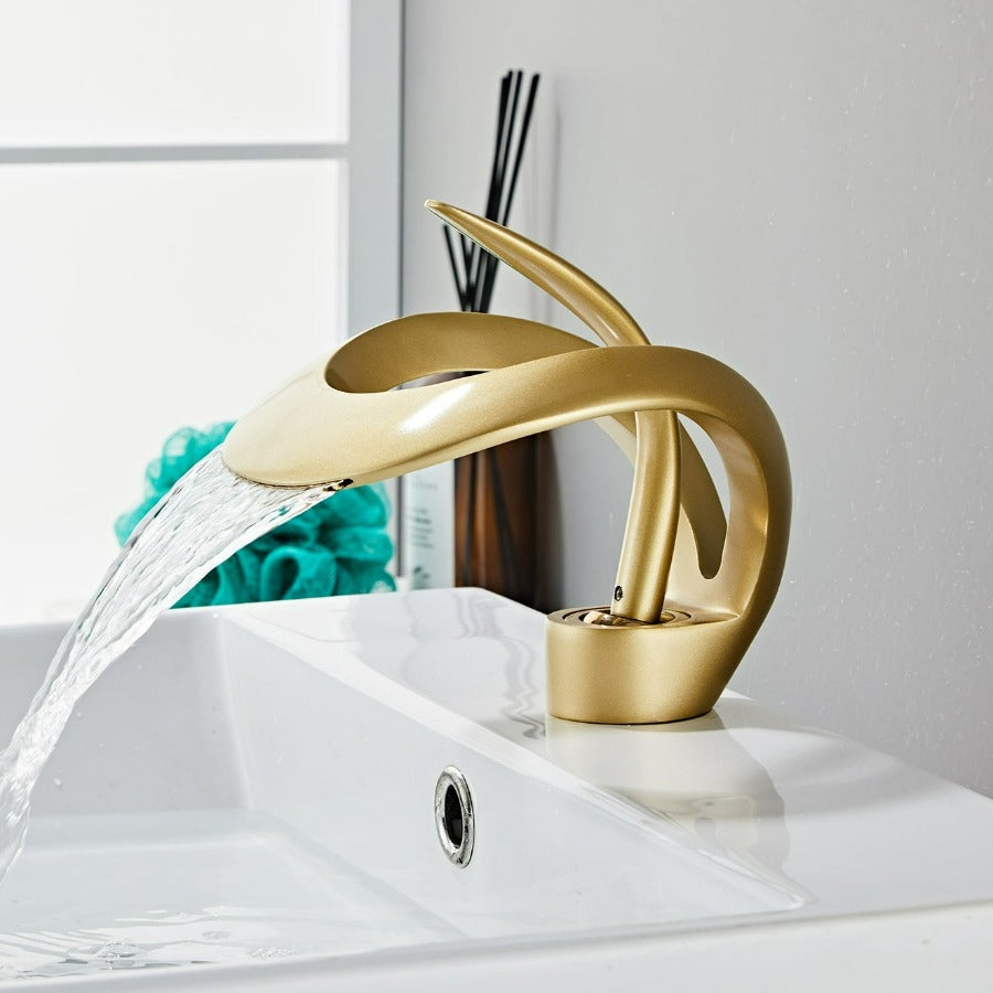 BowLift | Modern curved bathroom faucet