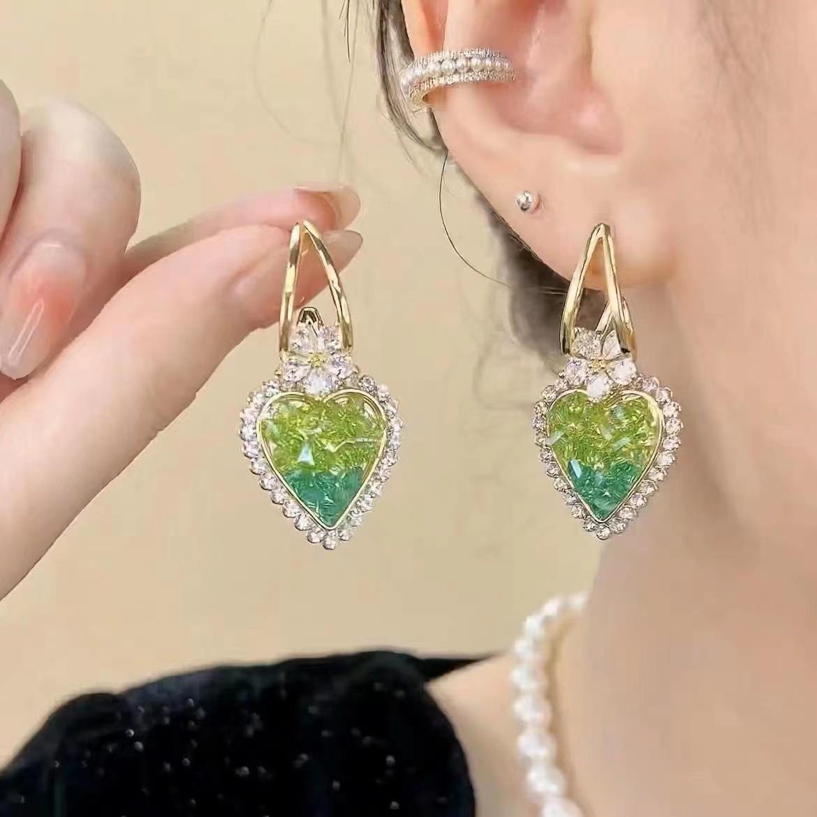 BowLift | Earrings with heart in green crystals